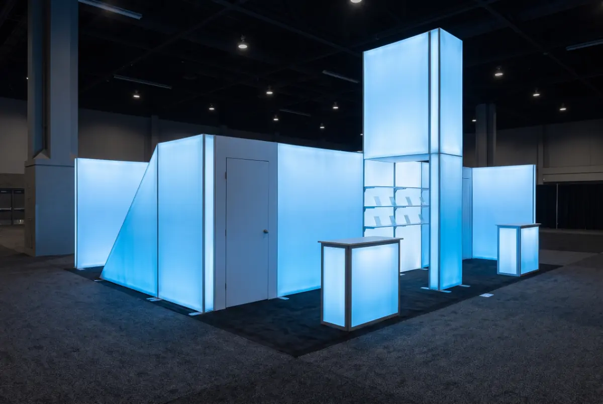 Modularer Lumix LED-Stand in L-Form