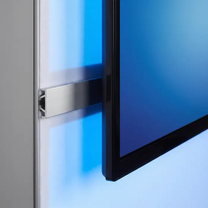 Monitorhalterung an einer Lumix LED-Wand